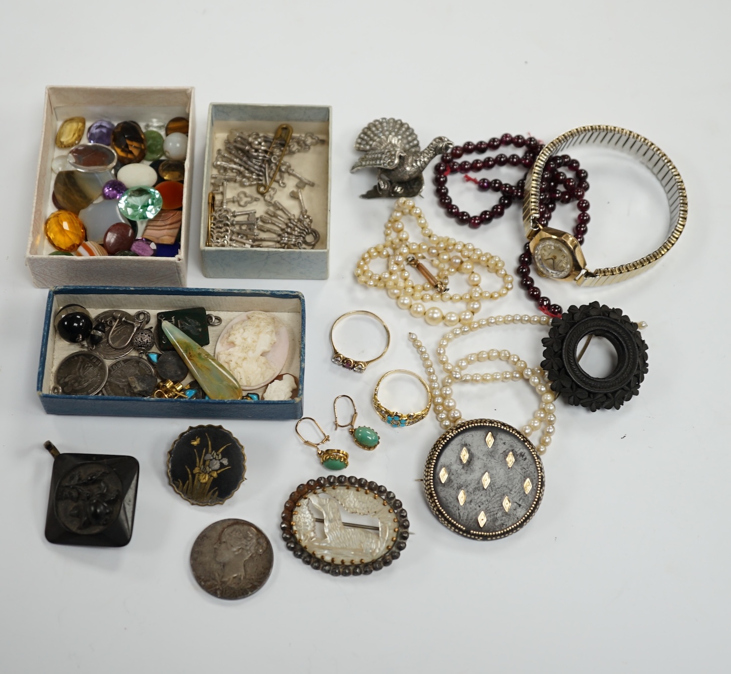 A quantity of assorted jewellery, including garner bead necklace(a.f.), unmounted stones including agate, key charms with letters, cultured pearl necklace and a yellow metal, turquoise and seed pearl set ring, etc.